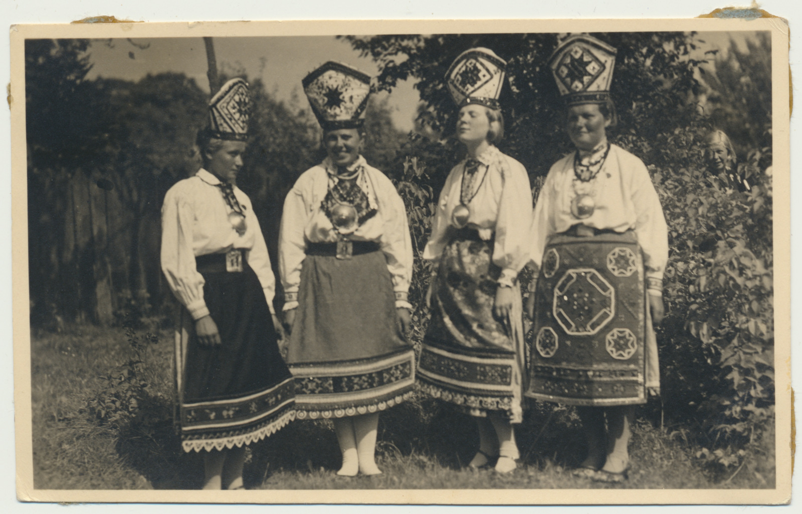 foto, rahvariided, Muhu, 4 naist, u 1925, ERKA-Foto