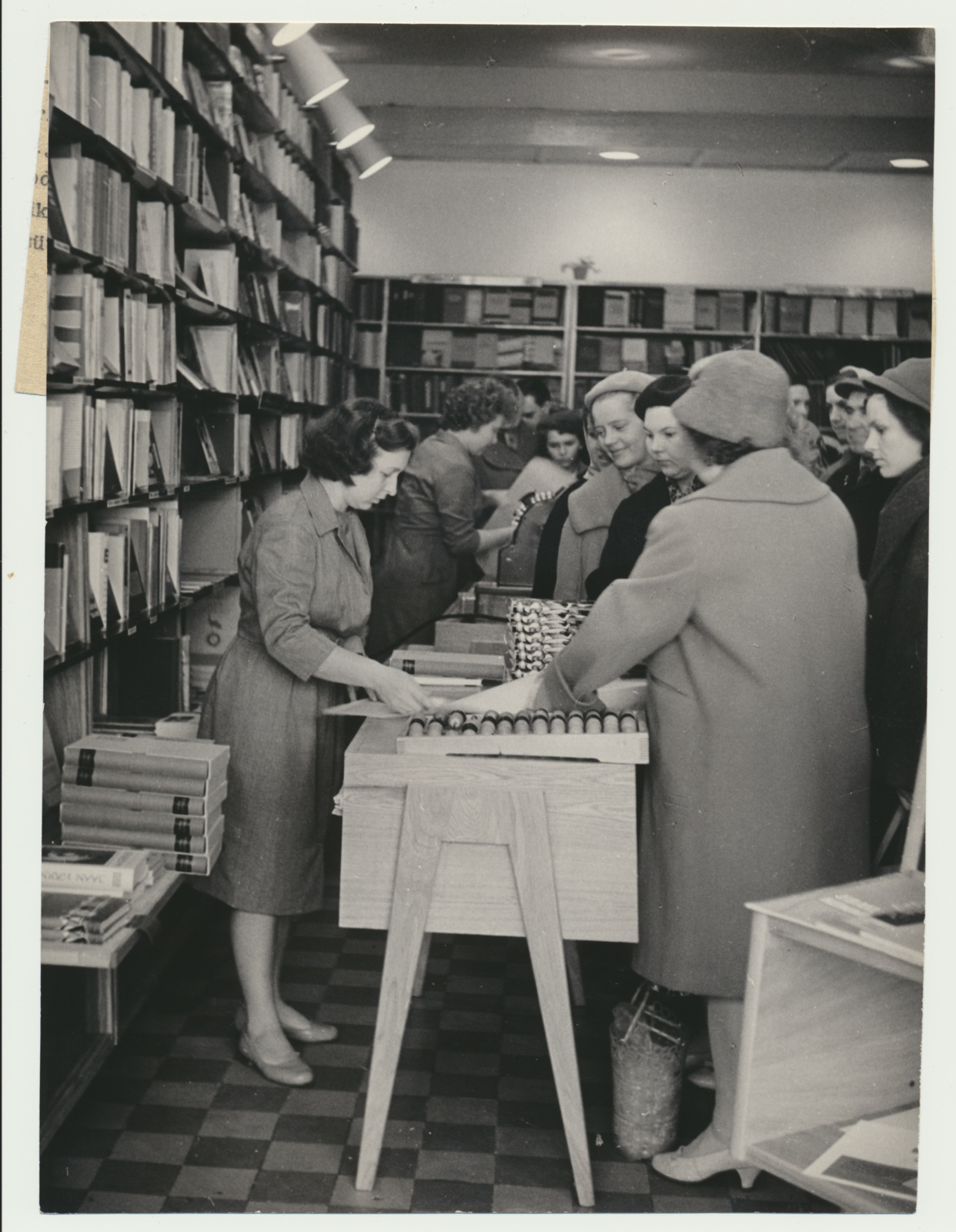 foto, Viljandi, Tartu tn 11 (Lossi tn 29), raamatukaupluse Sõprus avamine, 1961, foto E. Veliste