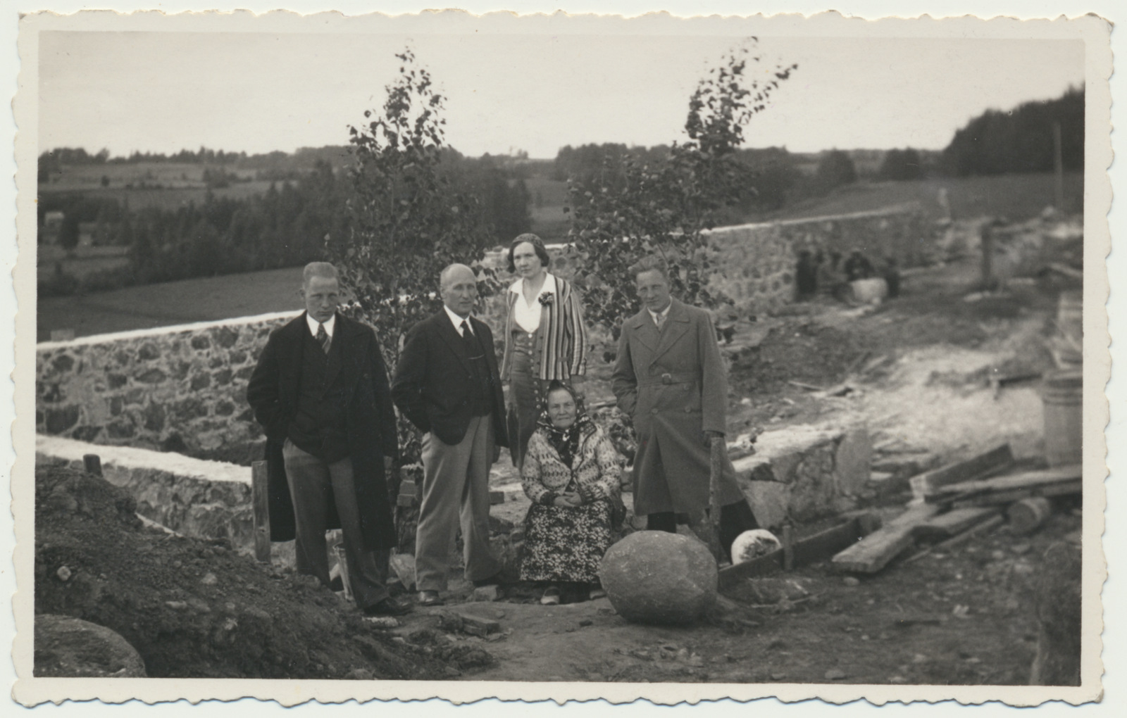foto, Viljandimaa, Tarvastu vald, Muressa talu, nurgakivi panek laudale, 1934