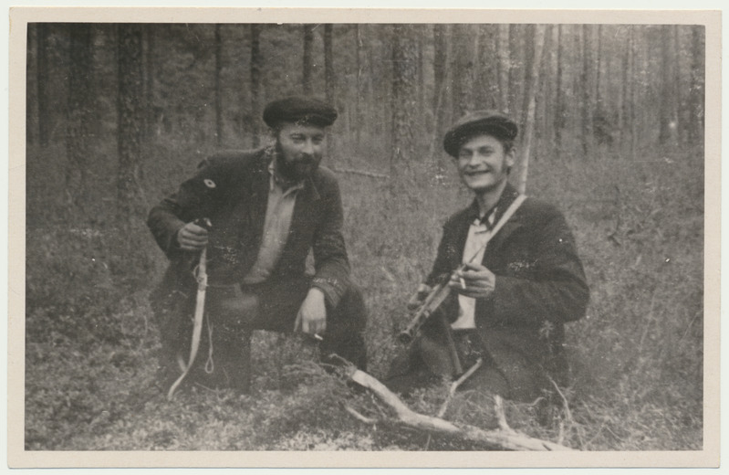 foto, Viljandimaa, Kõpu mets, parašütistide grupi juht E. Luts ja radist J. Ulanov, 1944