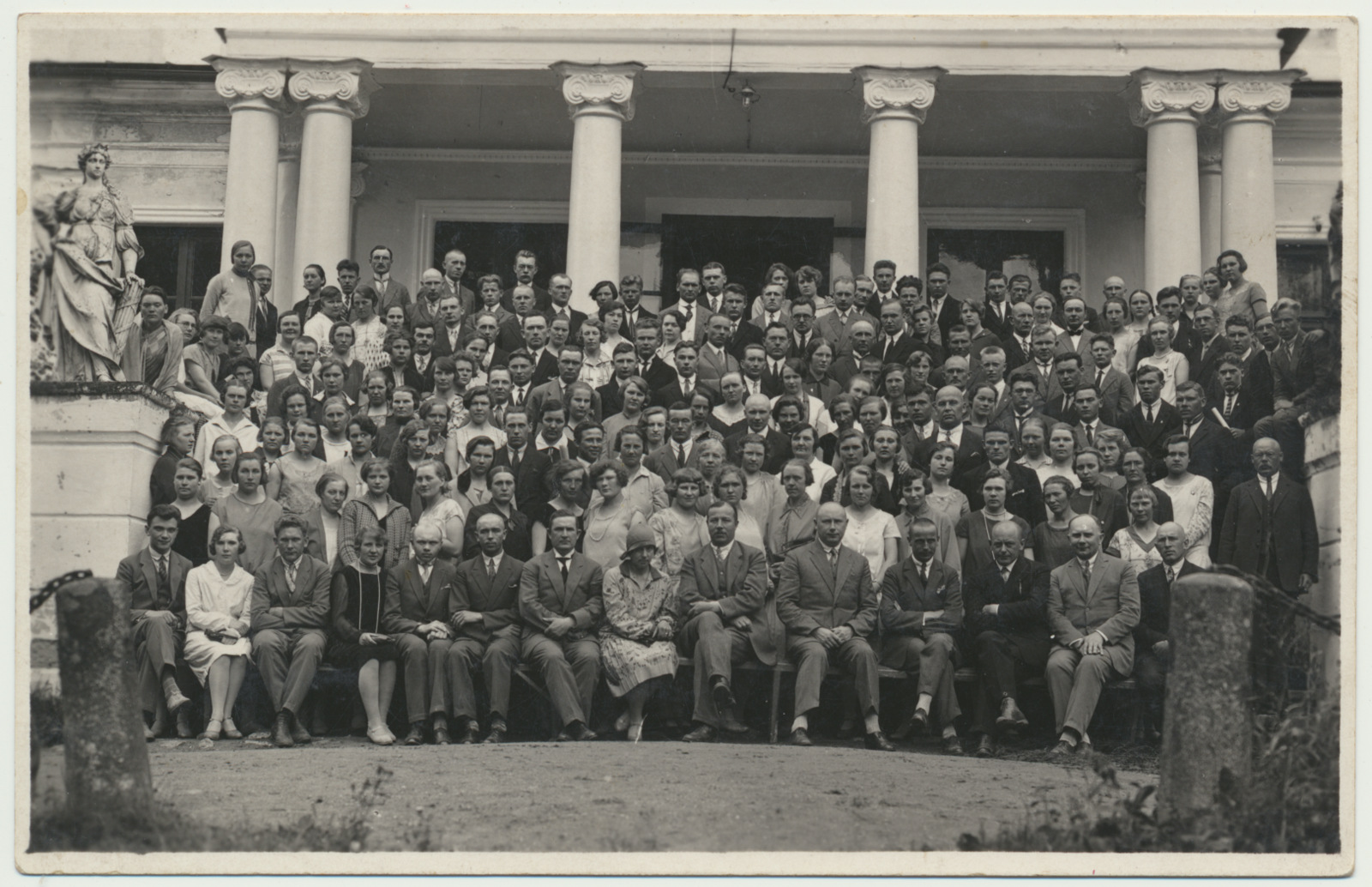 foto, Õisu piimanduskooli vilistlased trepil u 1930