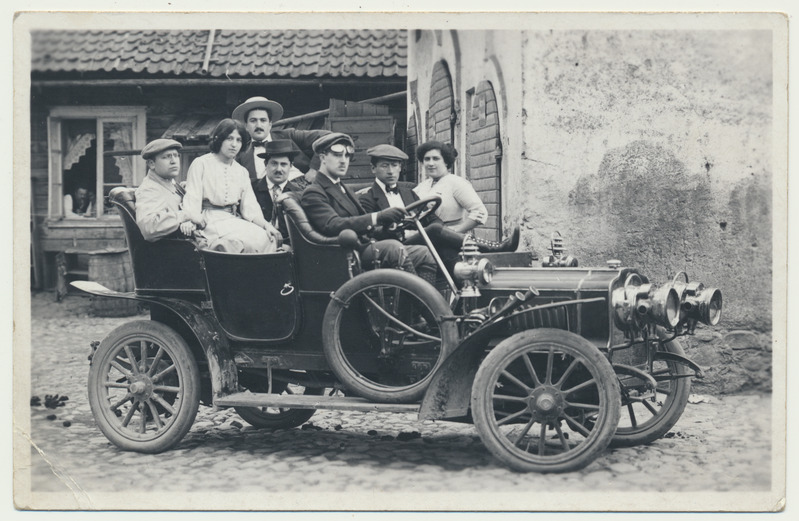 foto Viljandi, Lossi tn 11A ait, sõiduauto sõitjatega 1912, Hof jt