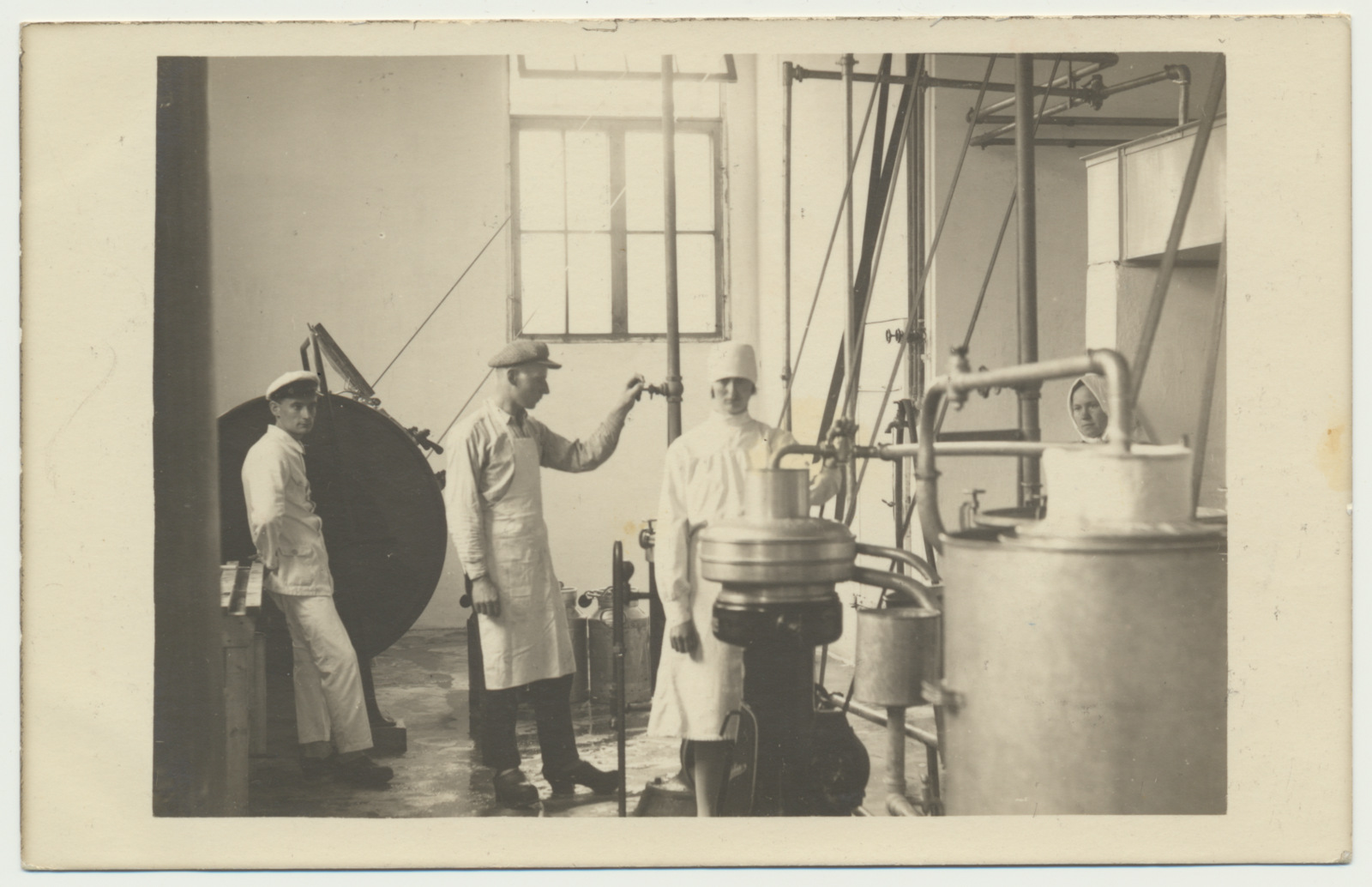 foto, Uue-Võidu (Saarepeedi) meierei, sisevaade u 1935