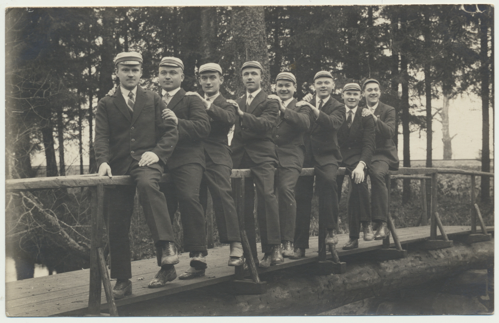 foto, Õisu Piimanduskooli õpilased sillal u 1930
