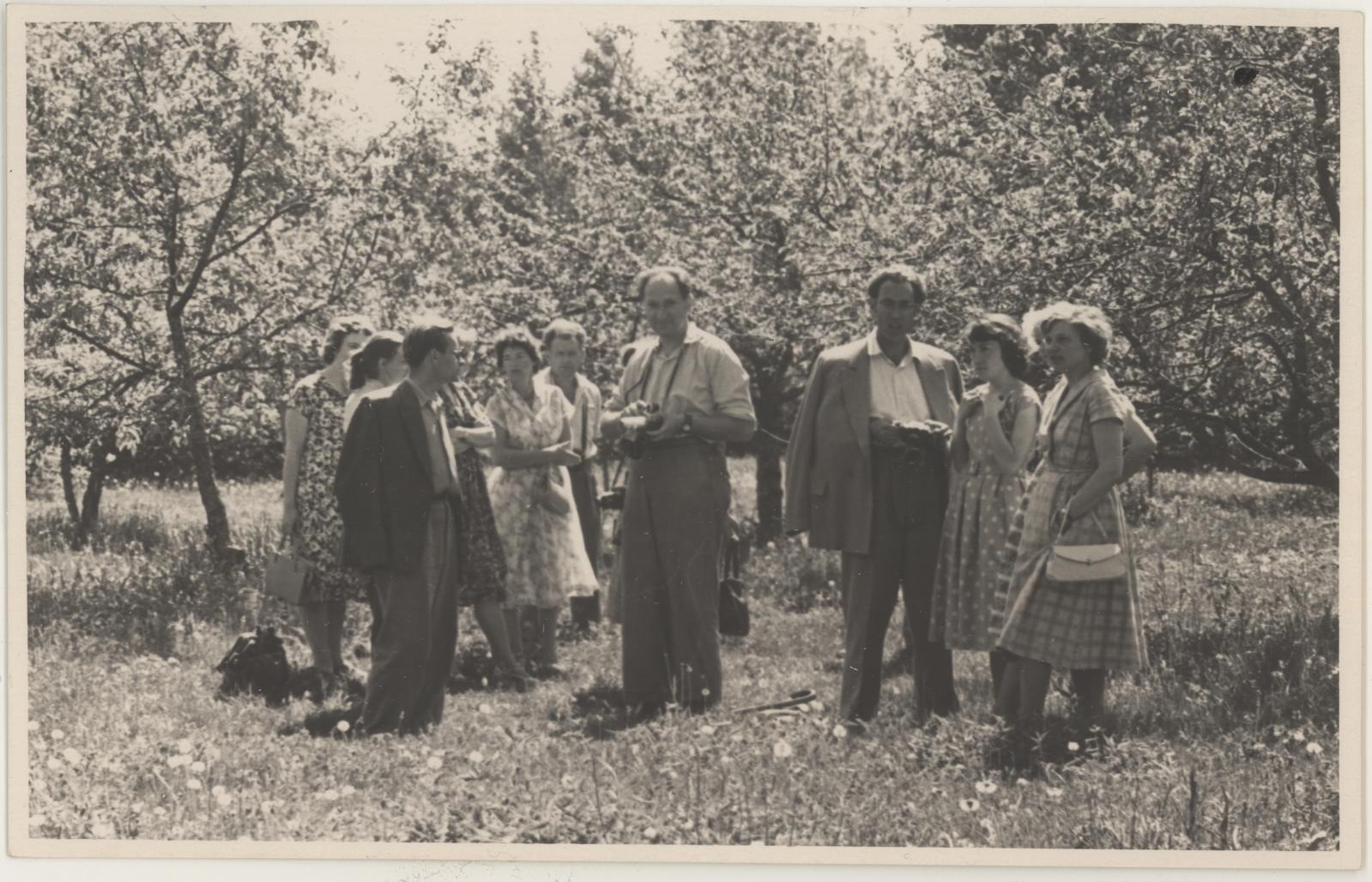 Ekskursioon Taeblasse maalikunstnik Ants Laikmaa talumuuseumi avamisele 05.06.1960. Pargis