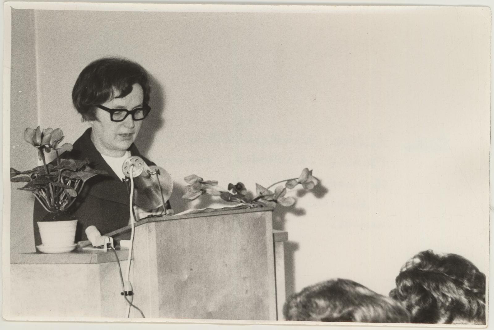 TKM-i VI teaduslik konverents 15.-16.novembril 1973.  Muuseumi direktor Vaike Tiik esinemas.