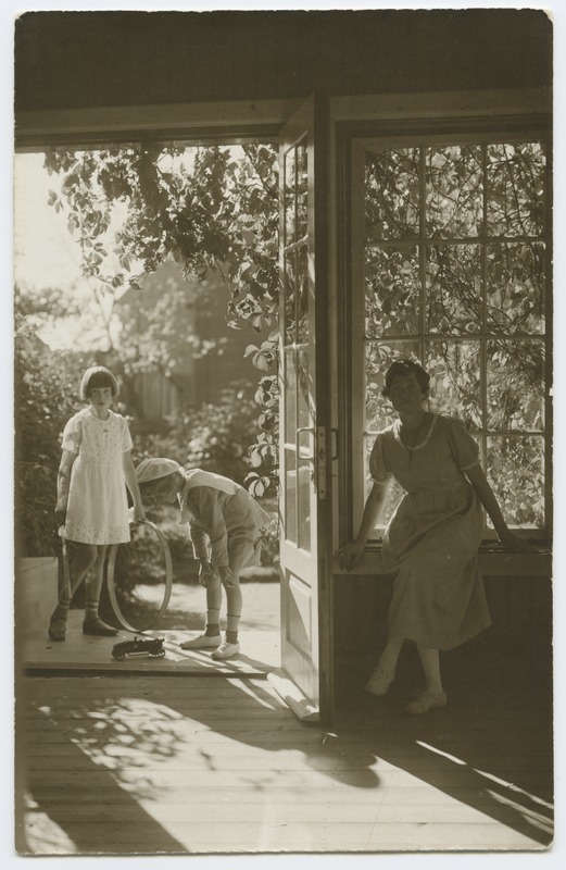 foto, Elma Riet, Olev ja Anna Kukk (Uudelt), perekond Rieti maja verandal, u 1921