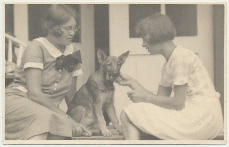 foto, Hilja ja Elma Riet, koer, u 1923