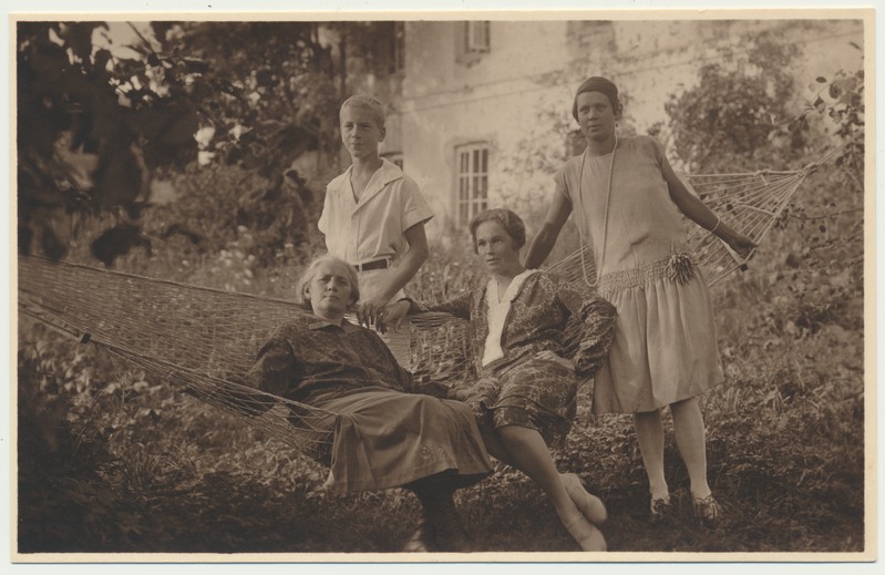 foto, 3 naist võrkkiigel, sh Anna Kukk (Uudelt), taga Olev Kukk, u 1925