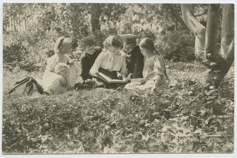 foto, Viljandi kooliõpilased, 4 tüdrukut ja 2 poissi, aias, sh Anna Uudelt (Kukk), 1904
