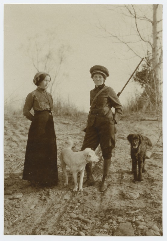 foto, Venemaa, Zeja linn, 2 naist, sh Anna Kukk (Uudelt) püssiga, 2 koera, u 1911