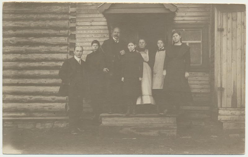 foto, Venemaa, Zeja linn, grupp maja trepil, sh Jaan Kukk, u 1911, foto A. Kukk