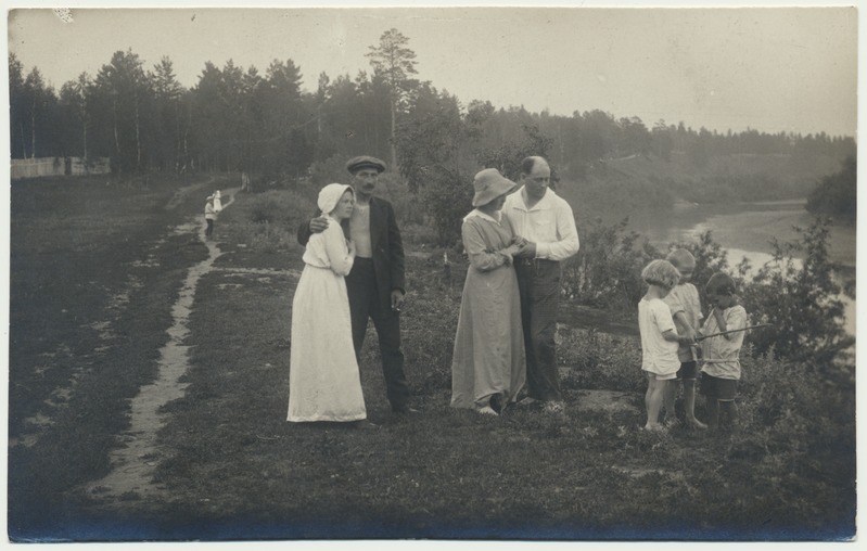 foto, Venemaa, Zeja linn, jalutajad jõe kaldal, sh perekond Kukk, u 1916