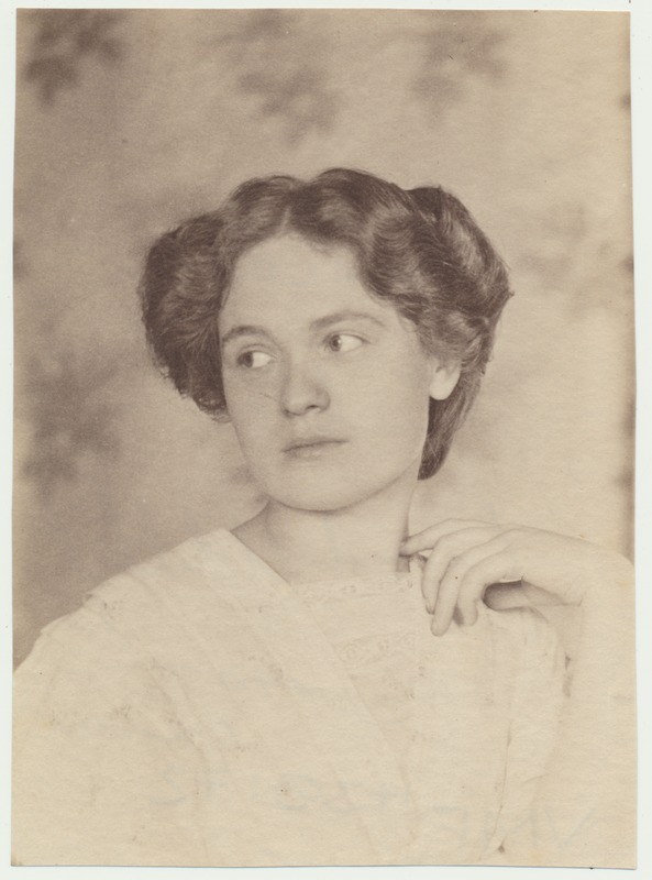 foto, Anna Uudelt (Kukk), rinnaportree, Dresden?, u 1909