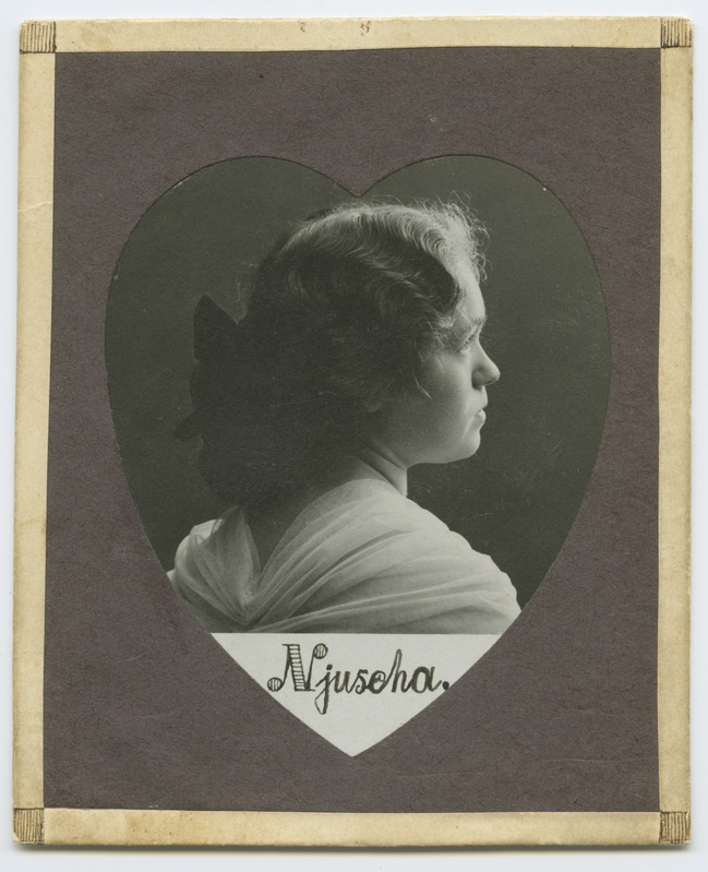 foto, Anna Uudelt (Kukk), rinnaportree, profiil, südamekujuline, 1906