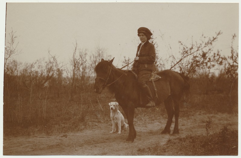 foto, Anna Kukk (Uudelt), hobusel, koer, Venemaa, Zeja linn, u 1911