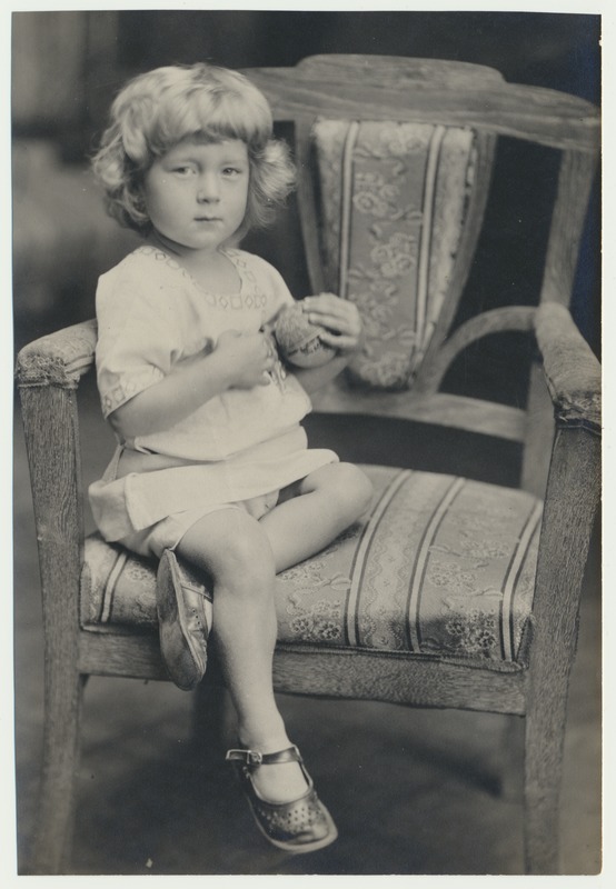 foto, Olev Kukk, toolil, käes pall, Venemaa, Zeja, u 1915, foto A. Kukk