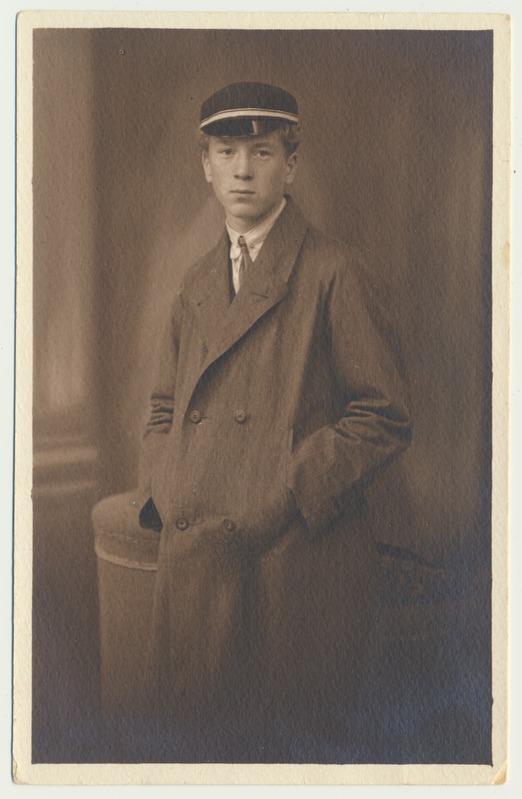 foto, Olev Kukk, portree, Maagümnaasiumi müts, u 1928, foto A. Kukk