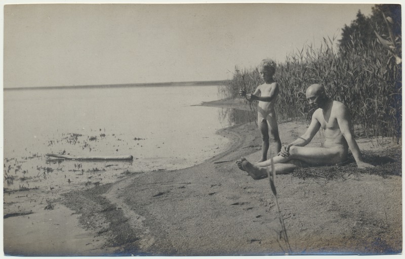 foto, Olev ja Jaan Kukk, suvitamas jõe ääres, Venemaa, Zeja, u 1916, foto A. Kukk