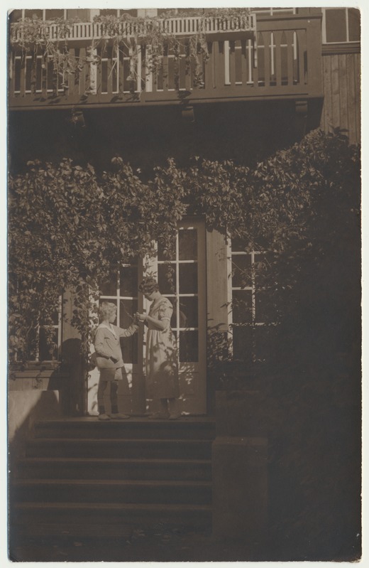 foto, Olev ja Anna Kukk (võrkmüts), Rieti maja veranda, u 1920, foto J. Riet