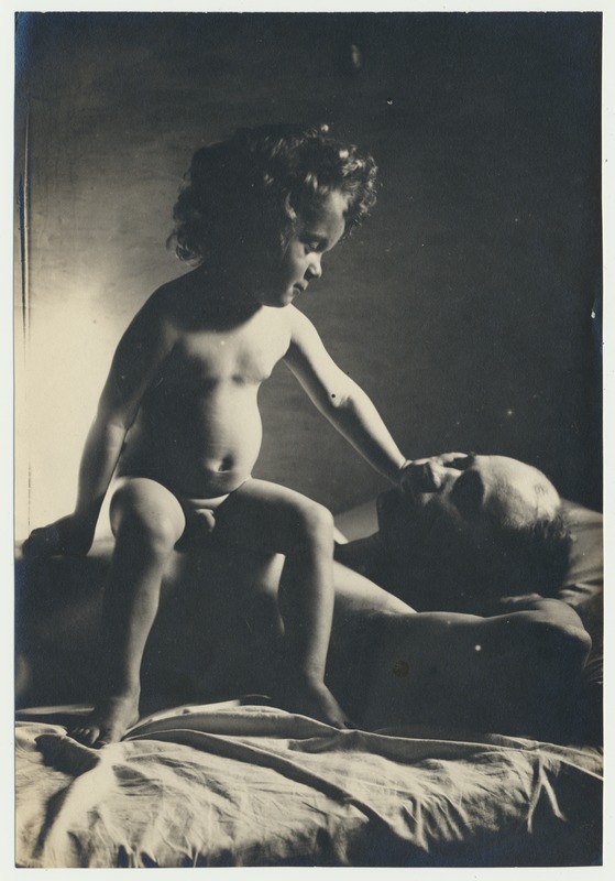 foto, Jaan ja Olev Kukk, voodis, Venemaa, Zeja, u 1914, foto A. Kukk
