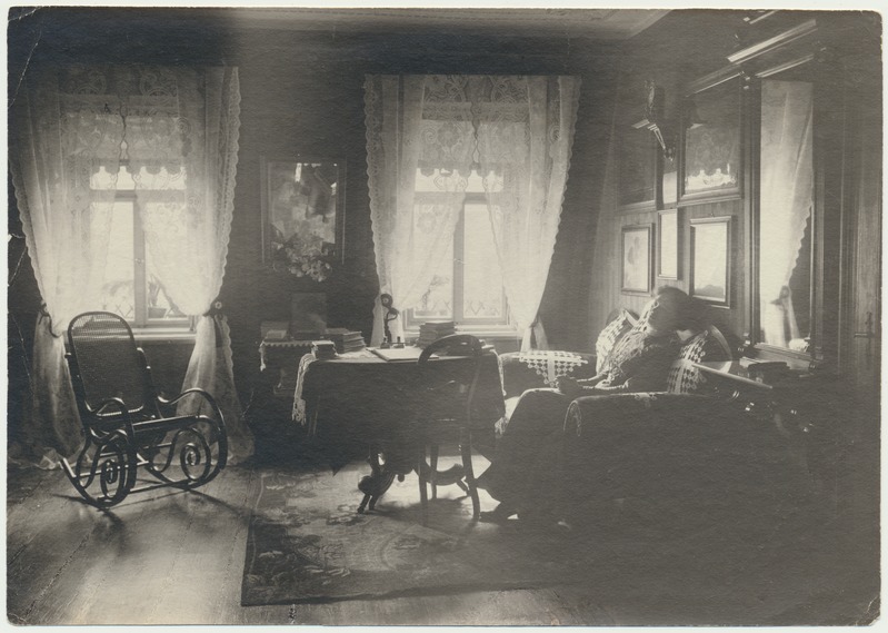 foto, Anna Kukk (Uudelt), elutoas, Venemaa, Zeja, u 1911