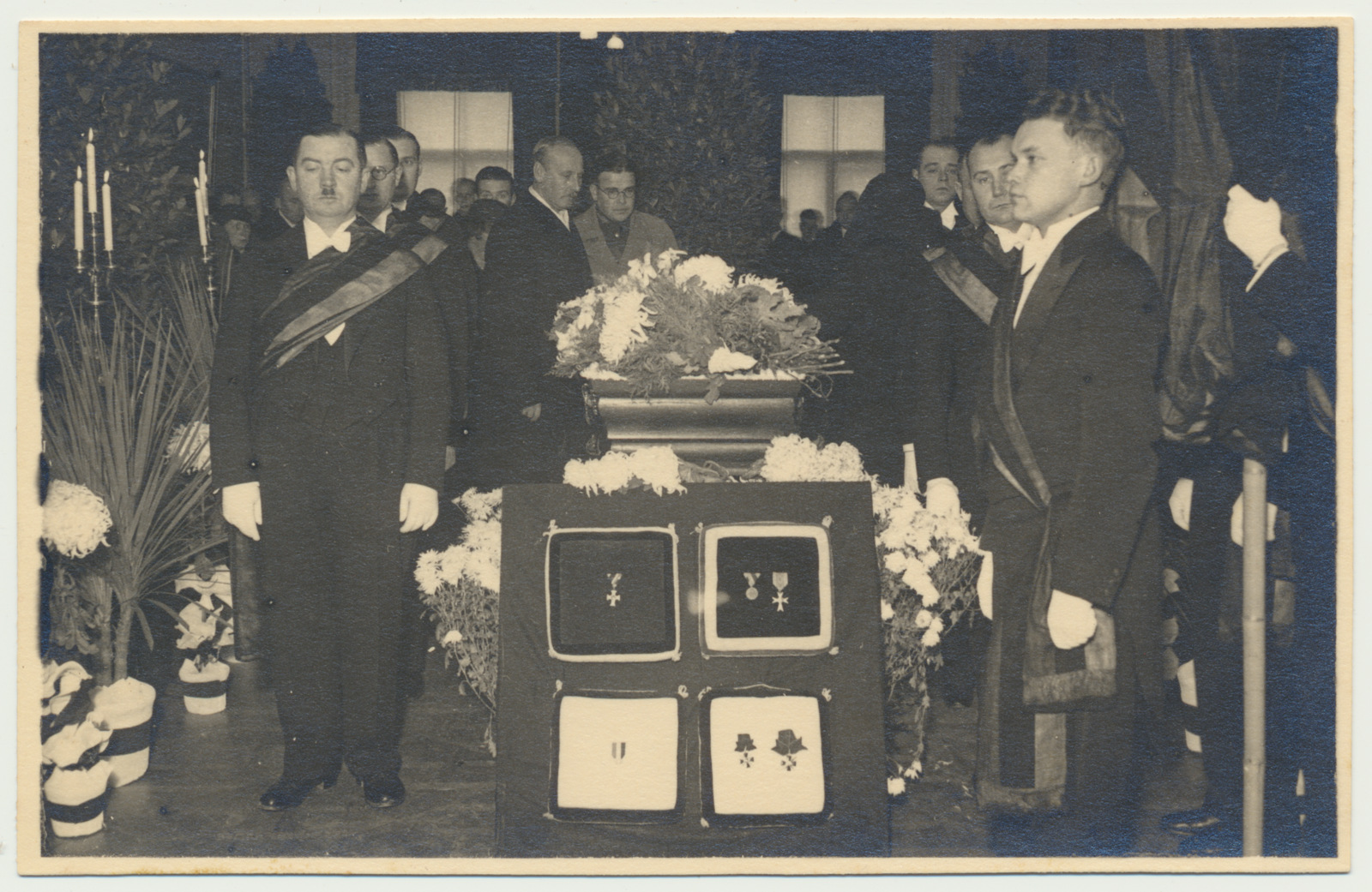foto, Tartu, kolonel Karl Kool'i matus, aumärgid, 1934
