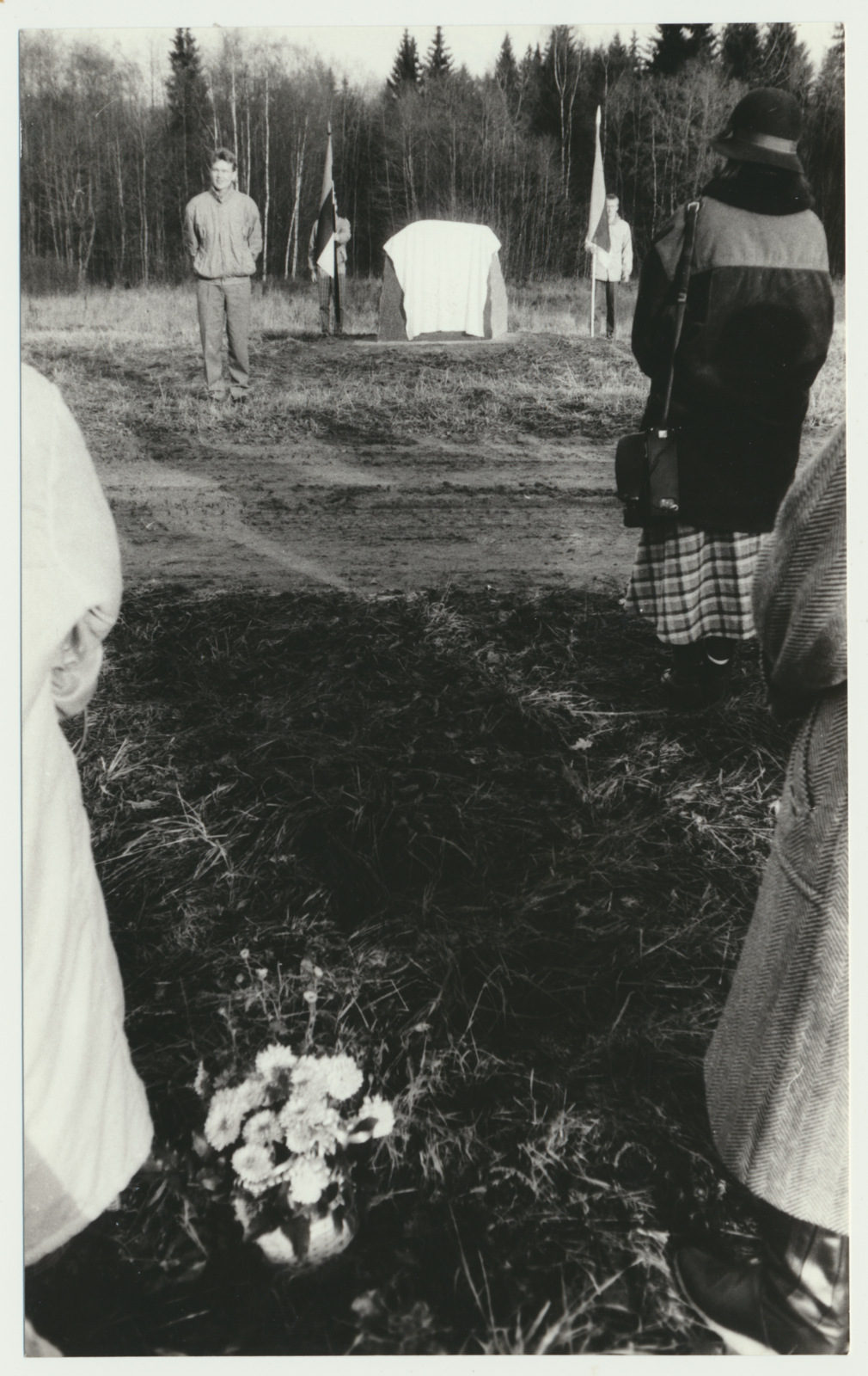 foto, Viljandimaa, Kiini talu, S. Ekbaumi, M. Nurme mälestuskivi avamine, kõneleb J. Pihlak, 1992