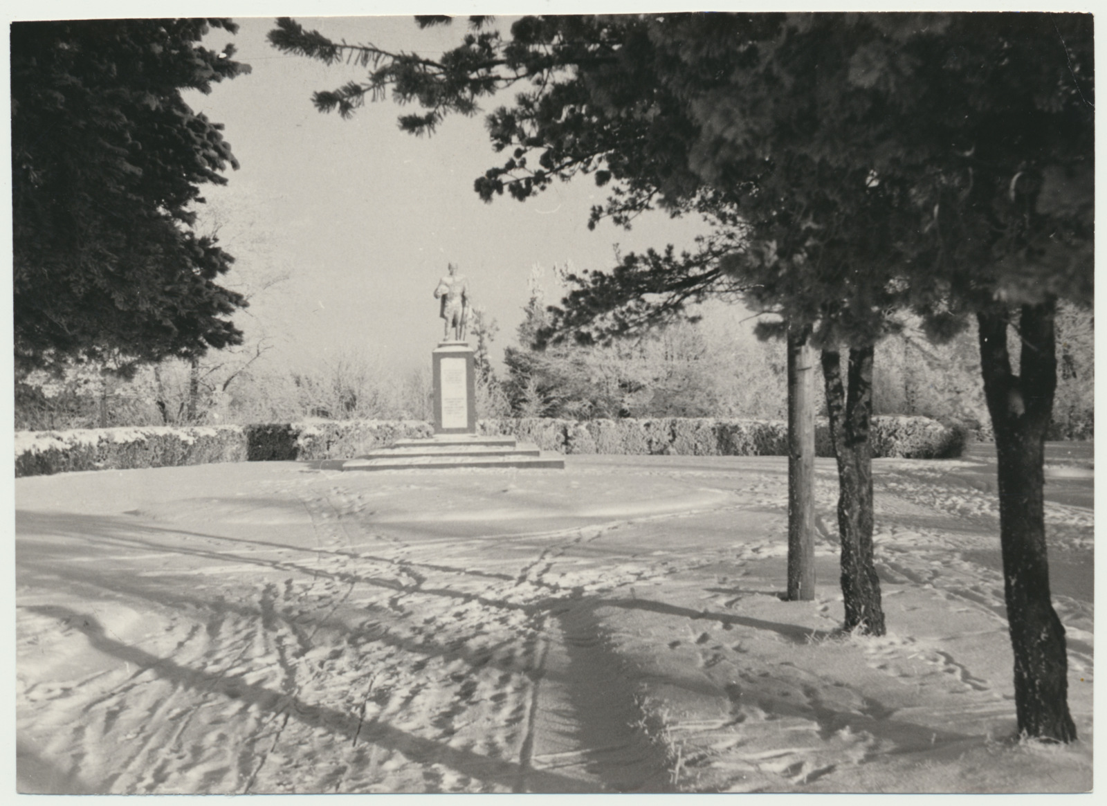 foto, Viljandi, Uueveski vennaskalmistu talvel, u 1965, foto A. Kiisla