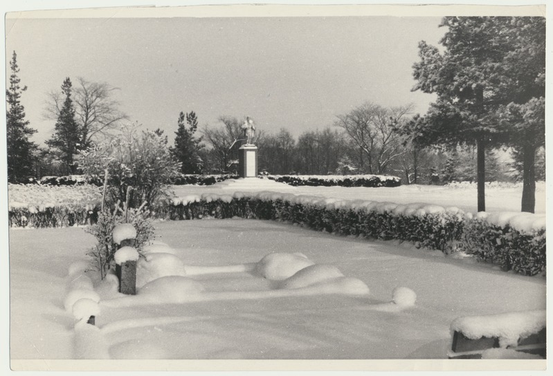 foto, Viljandi, Uueveski vennaskalmistu talvel, u 1965, foto A. Kiisla