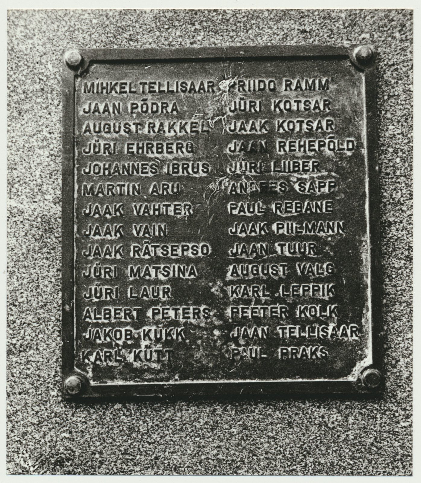 foto, Viljandimaa, Pilistvere, Vabadussõjas langenute mälestussamba plaat, 1991, foto E. Veliste