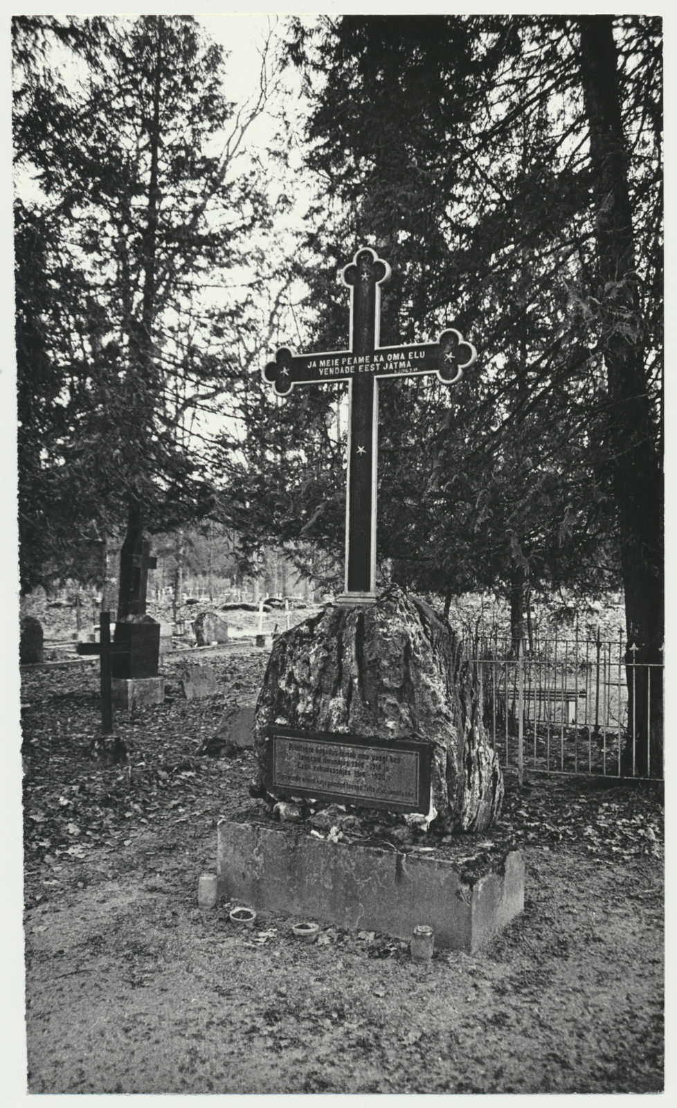 foto, Viljandimaa, Pilistvere, Vabadussõjas langenute mälestusrist, 1991, foto E. Veliste