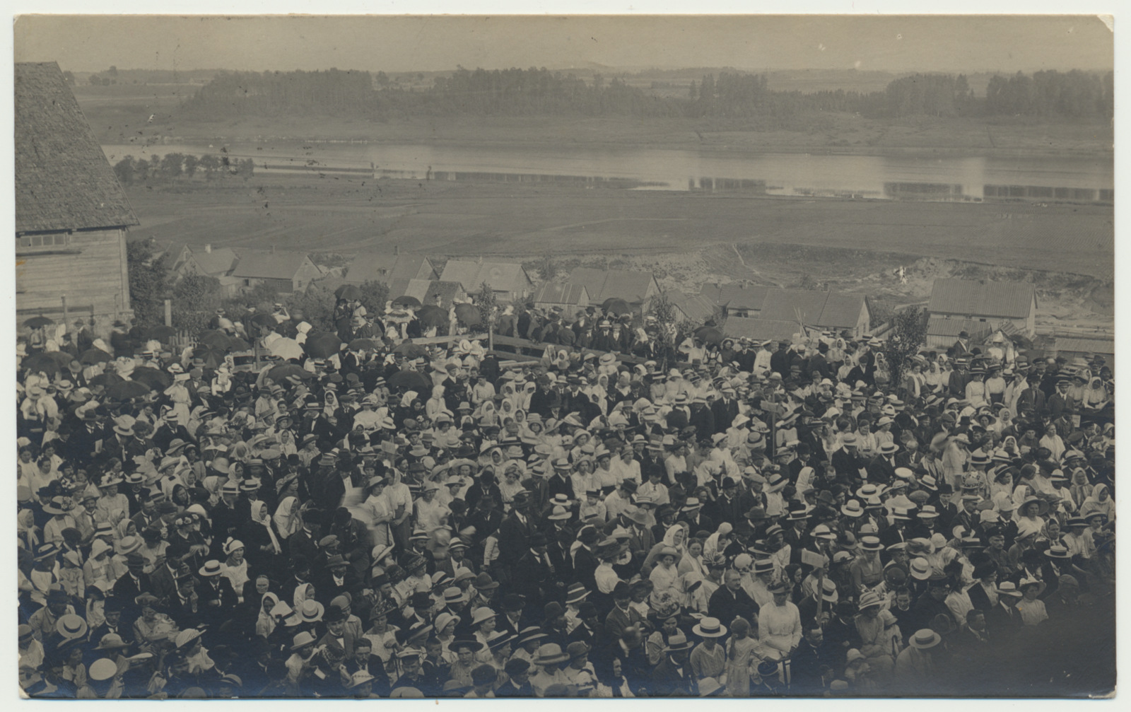 foto, Viljandi 2. Muusikapäev, publik, taamal Tartu tn, kruusaaugud, järv, 1914, foto J. Riet