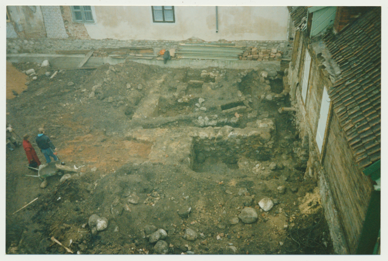 värvifoto, Viljandi Muuseumi õu, arheoloogilised väljakaevamised, 1993, foto E. Veliste