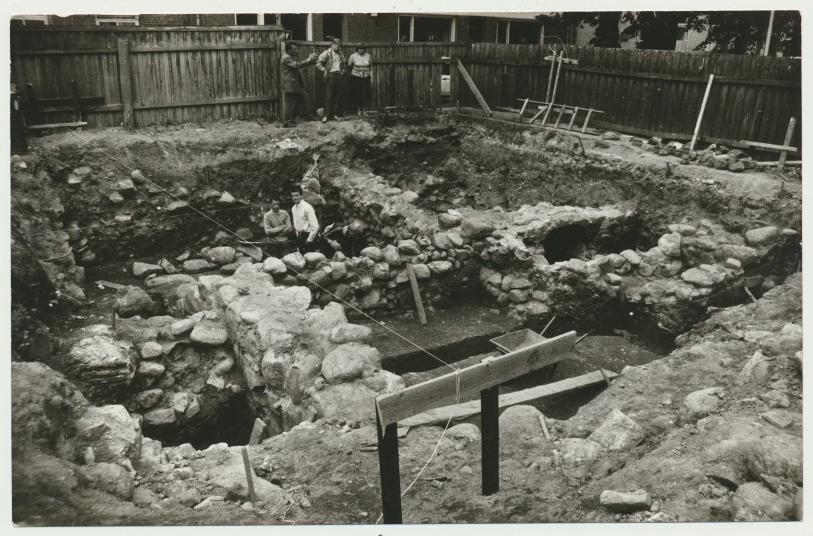 foto, Viljandi Muuseumi õu, arheoloogilised väljakaevamised, 1993, foto E. Veliste