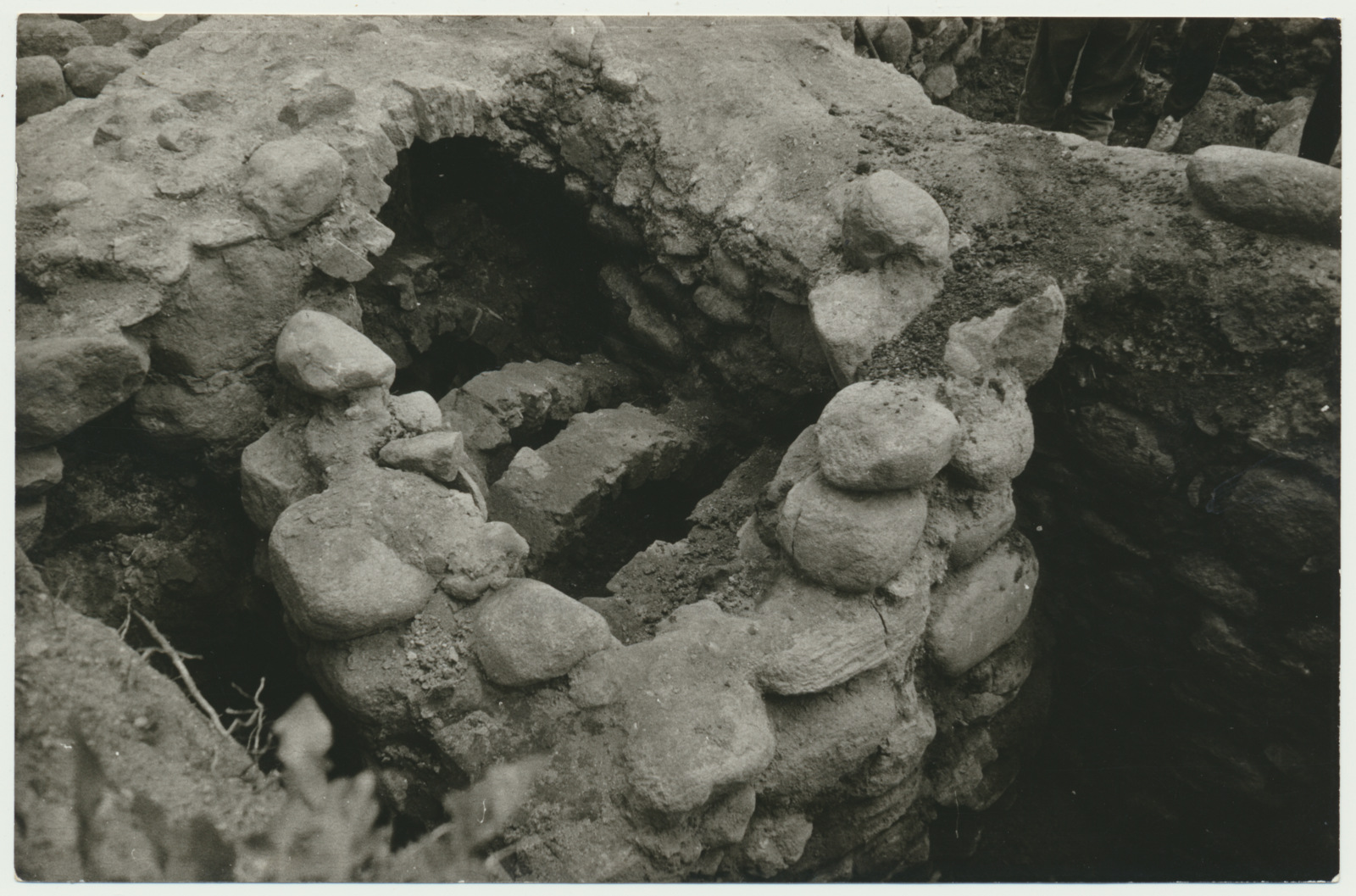 foto, Viljandi Muuseumi õu, arheoloogilised väljakaevamised, hüpokaust ahi, 1993, foto E. Veliste