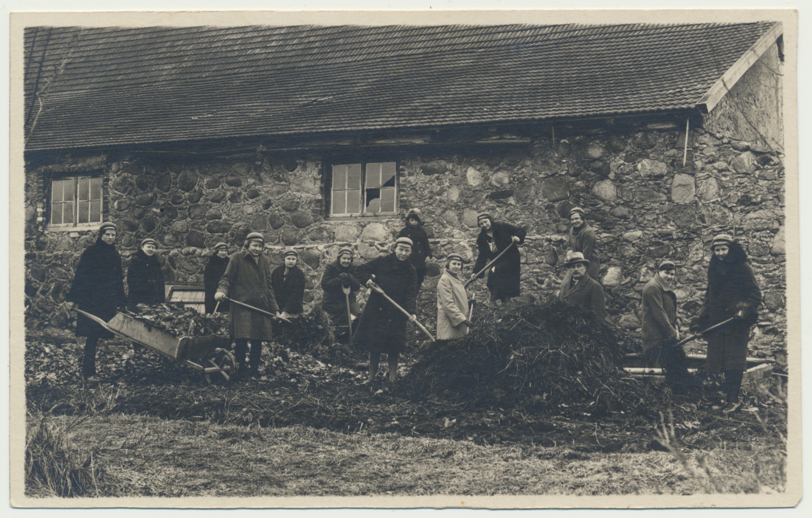 foto, Suure-Jaani khk, Lõhavere kodumajanduslik täienduskool tütarlastele, sõnnikuvedu? 1926 sügis