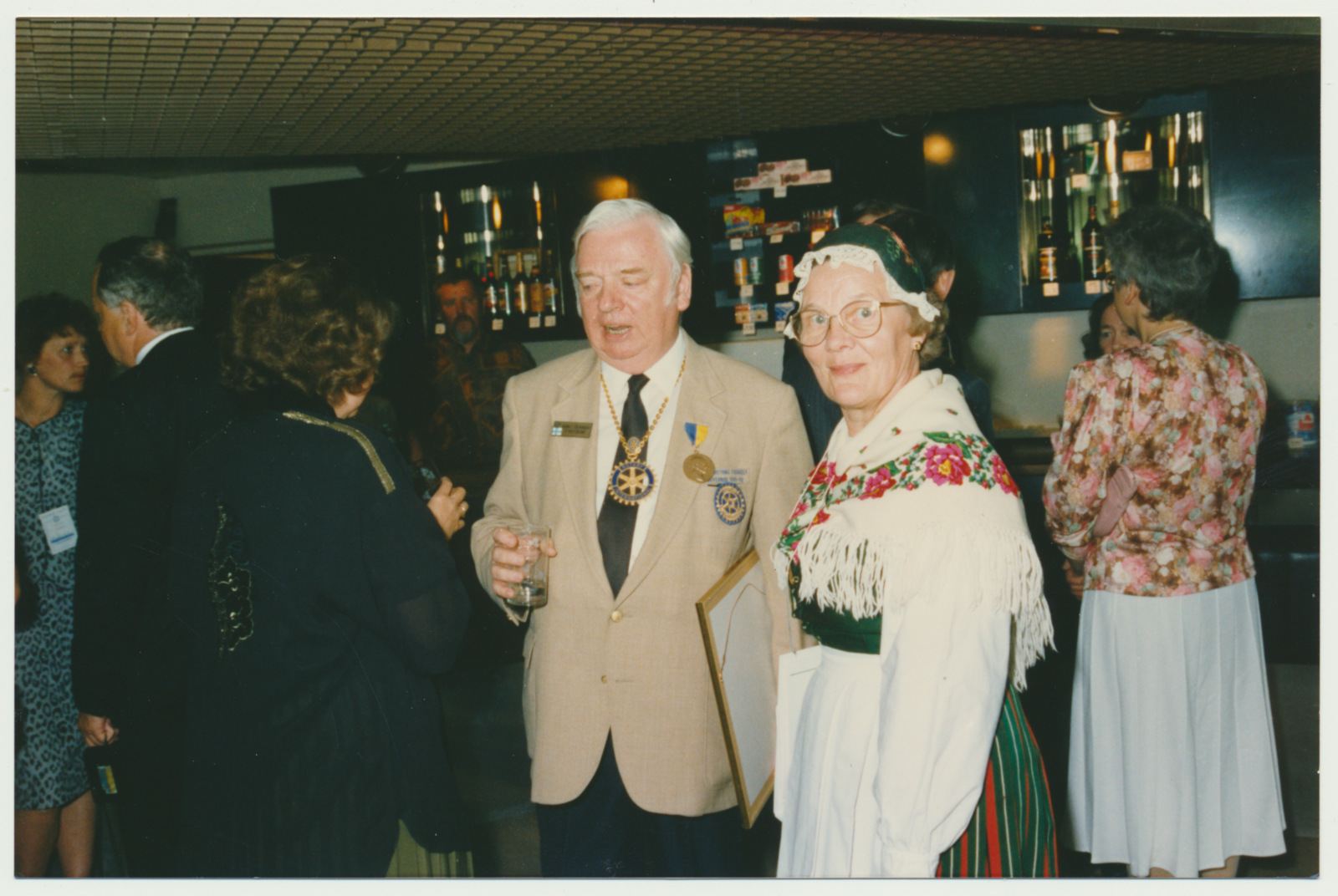 värvifoto, Viljandi, teater Ugala, Viljandi Rotary klubi asutamine, 15.05.1993