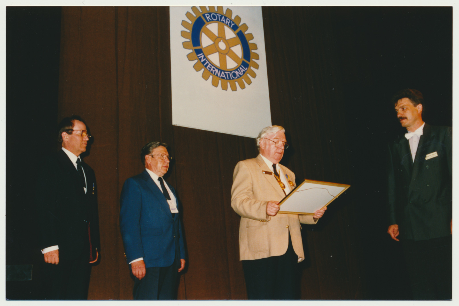 värvifoto, Viljandi, teater Ugala, Viljandi Rotary klubi asutamine, 15.05.1993