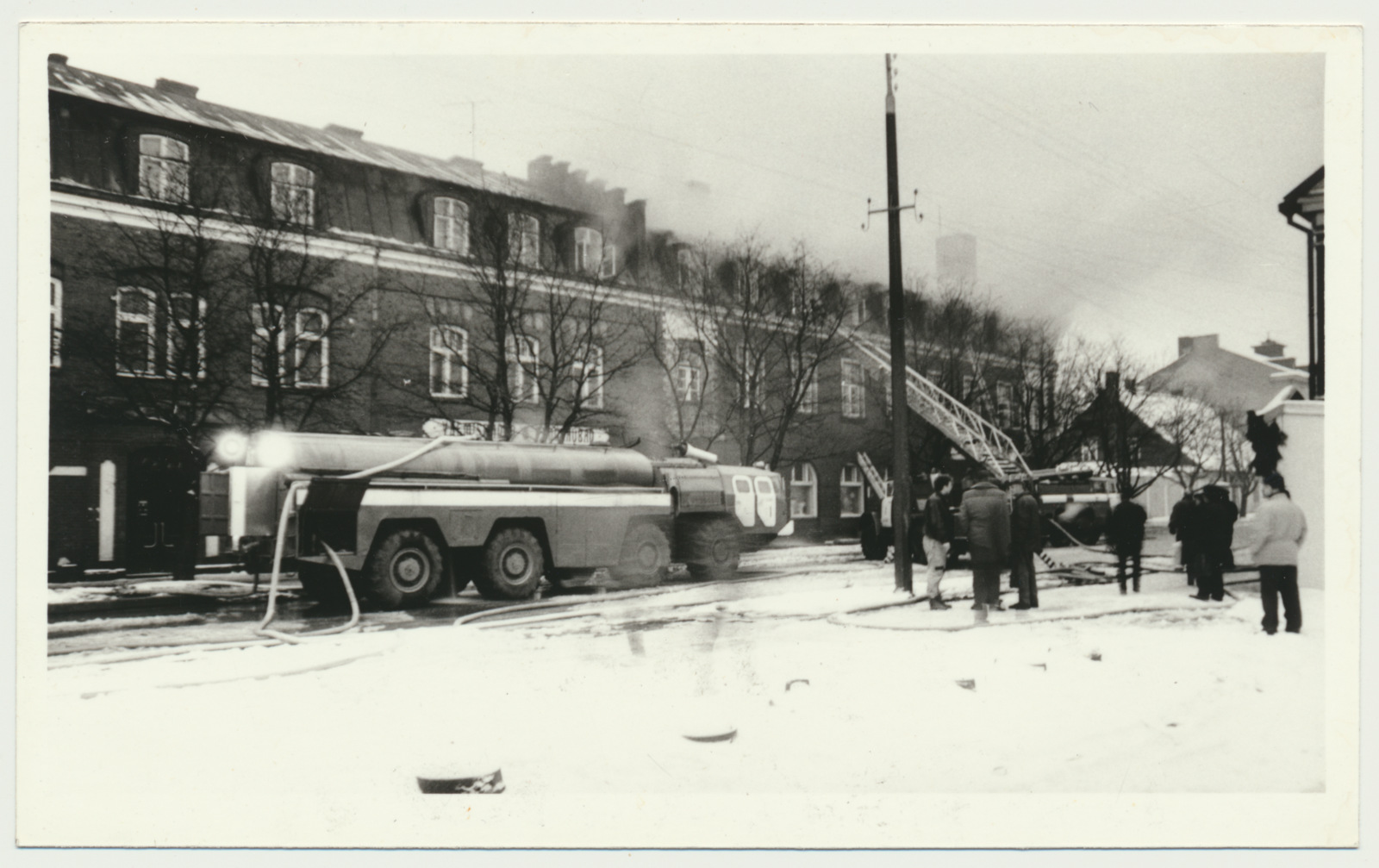 foto, Viljandi, kaubamaja 3. korruse põlengu kustutamine, tuletõrjeautod, 11.01.1992, foto L. Kadalipp