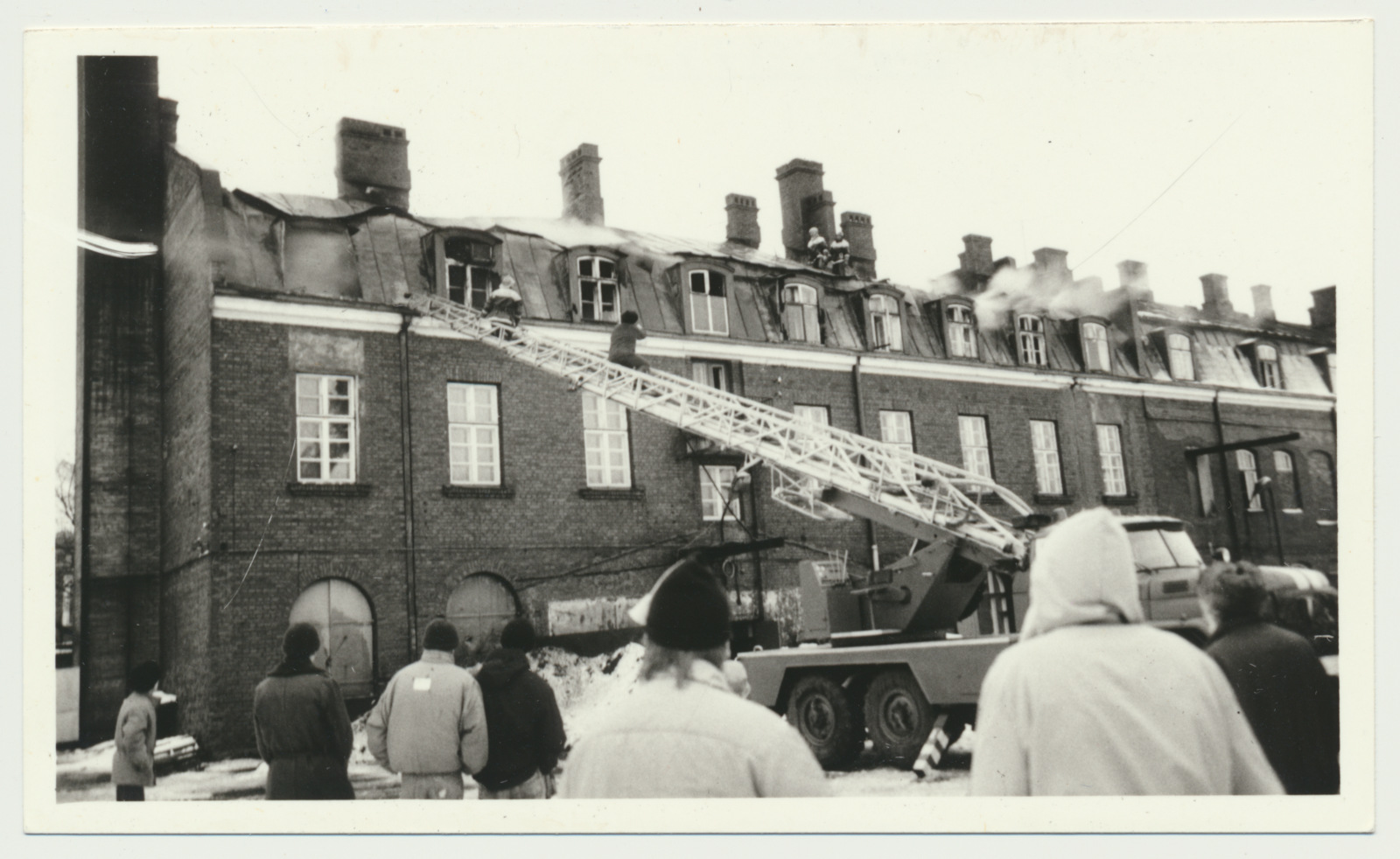 foto, Viljandi, kaubamaja 3. korruse põlengu kustutamine, tuletõrjeautod, 11.01.1992, foto L. Kadalipp