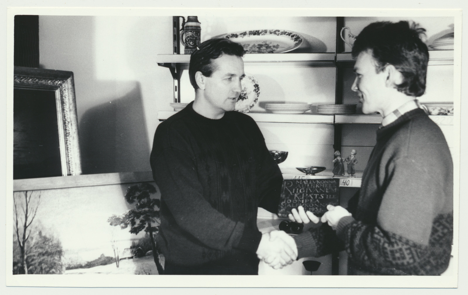 foto, Viljandi, Oru tn 10, R. Põder, J. Pihlak ja K. Pätsi mälestustahvel, 1993, foto L. Kadalipp