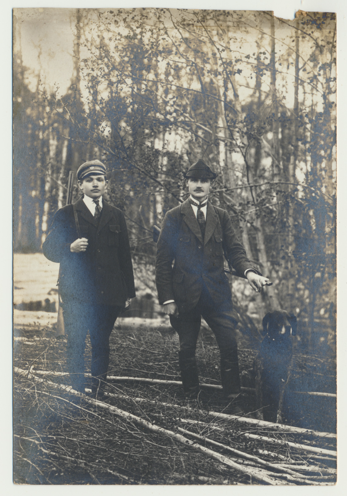 foto, Viljandimaa, Suislepa, 2 jahimeest metsas, koer, u 1915, foto Feldmann