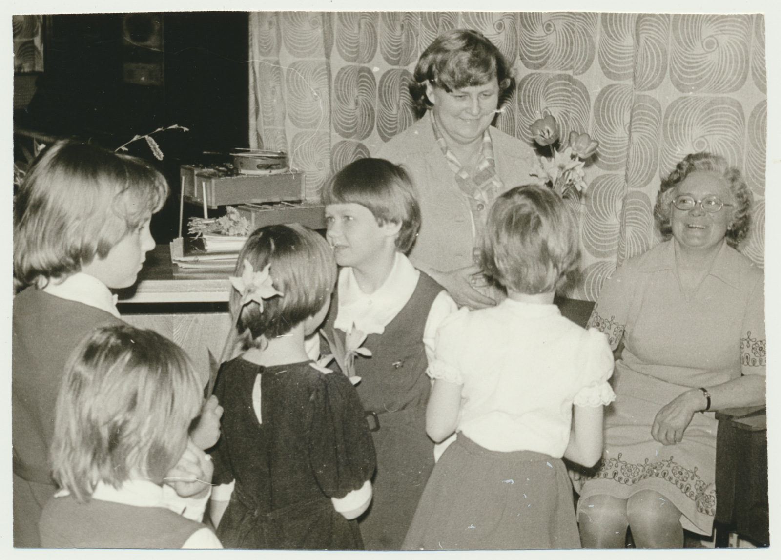 foto, Viljandi, raamatukogu, Ellen Niit, lapsed, 1979