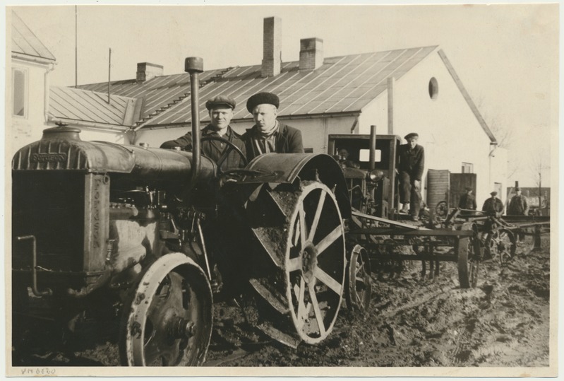 foto, Viljandi MTJ, traktor'ite väljasõit kolhoos'idesse, 1949, foto A. Vanamõis