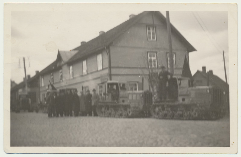 foto, Viljandi, Vaksali tn 16, MTJ-i traktoristid, roomiktraktorid STZ-3, 1941