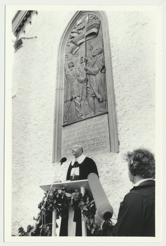 foto, Valgamaa, Otepää kirik, rahvuslipp, mälestusbareljeefi taasavamine, 15.07.1989