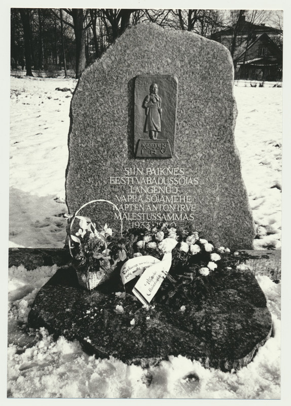 foto, Viljandi, Anton Irv'e mälestuskivi, pärg, 24.02.1991 F E.Veliste