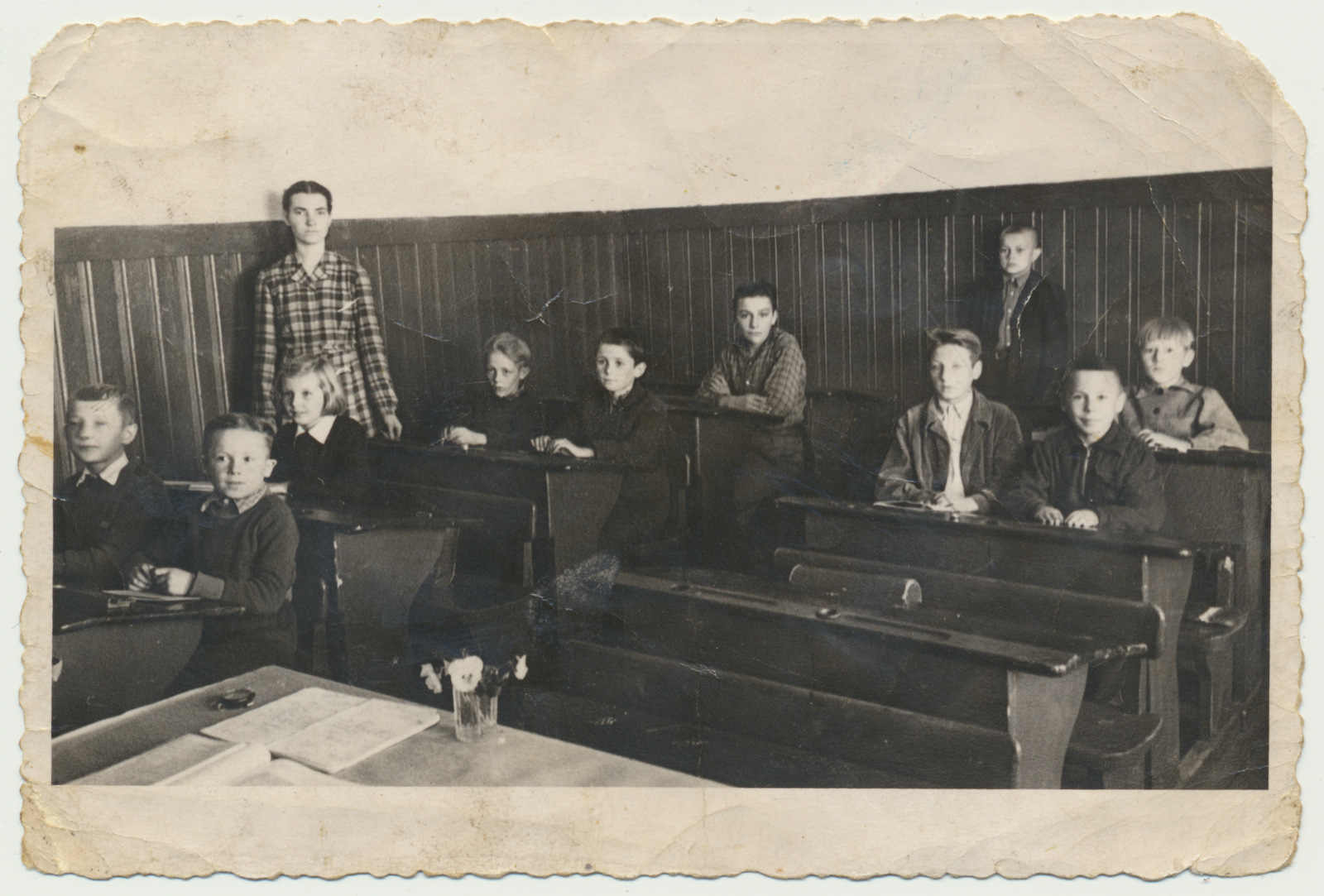 foto Tuhalaane kooli klassis sh õpetaja Tiiu Jaska u 1958