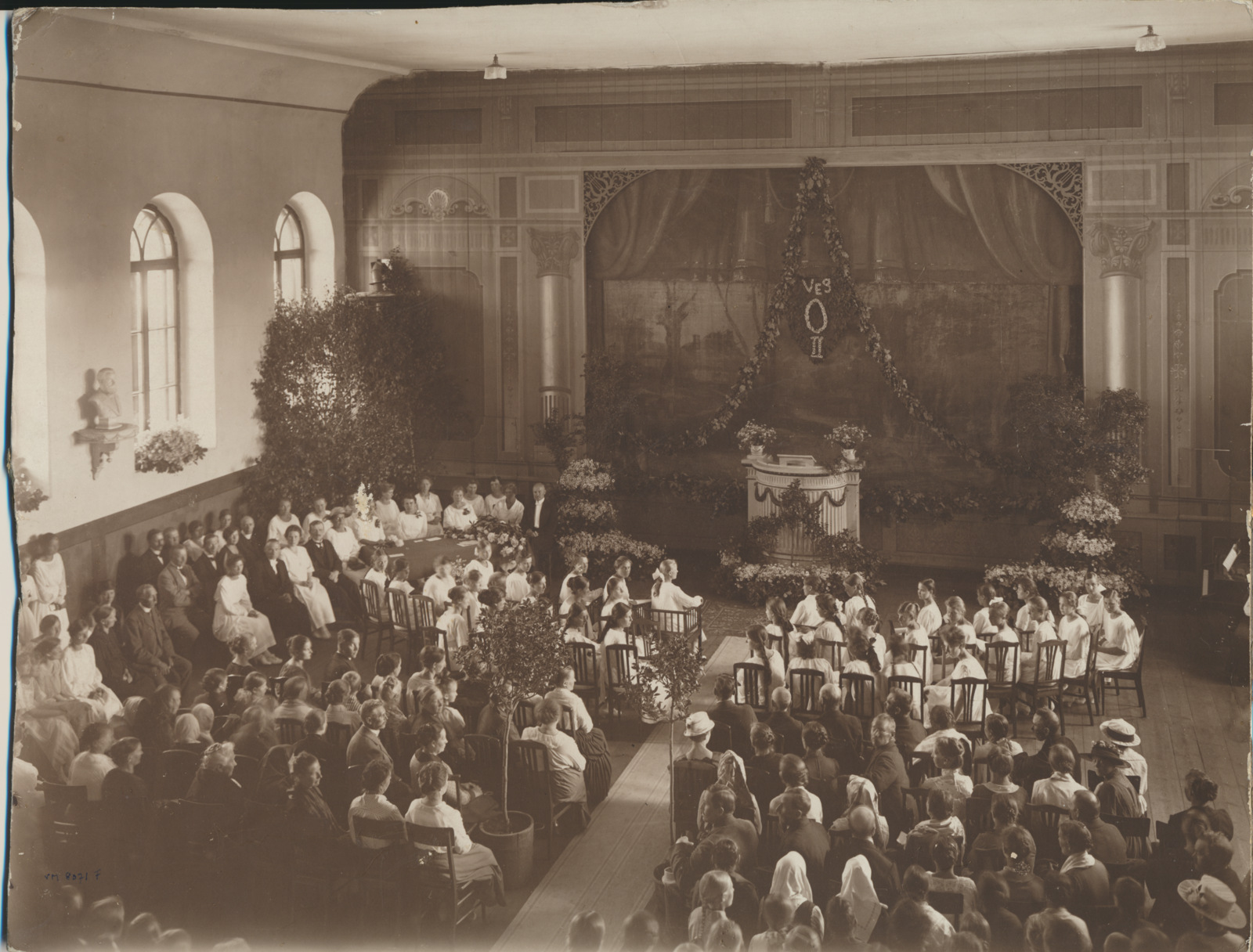 foto Viljandi Eesti Haridusseltsi saal, vaade rõdult lava poole, II lend, lõpuaktus, 1913